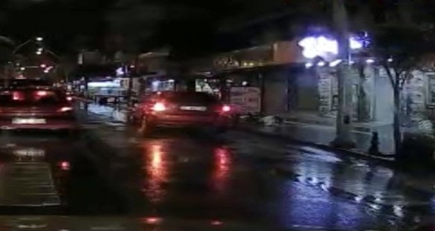 Yol veren araca güvenip karşıya geçerken ölümden döndü