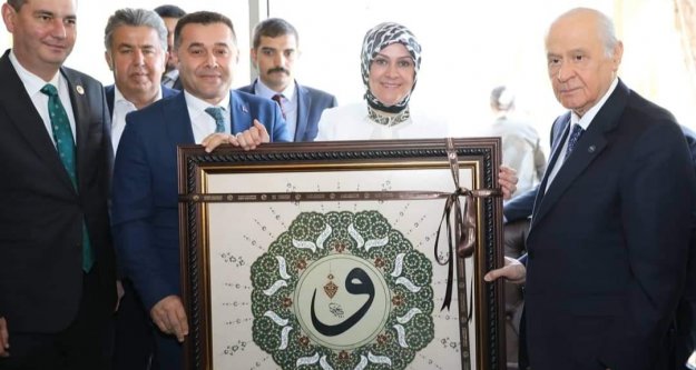 Yücel'den Bahçeli'ye özel hediye