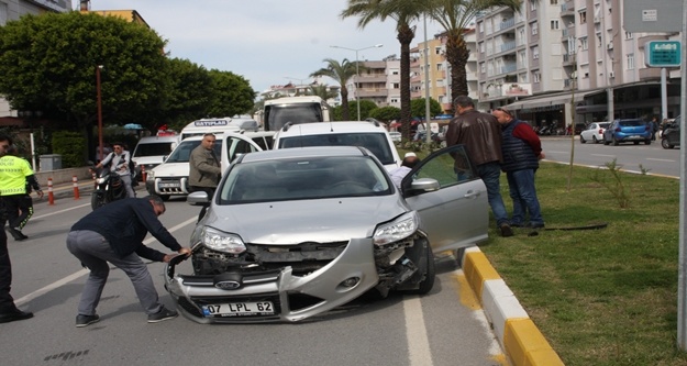Zincirleme kazada birbirine giren araçları kimse ayıramadı