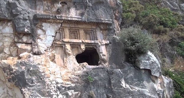 2 bin 500 yıllık kaya mezarı parçalandı