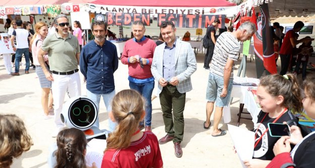 Ada robot başkan Yücel'i tanıdı