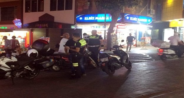 Alanya'da polis, yayaları tehlikeye atan motosikletlilere ceza kesti