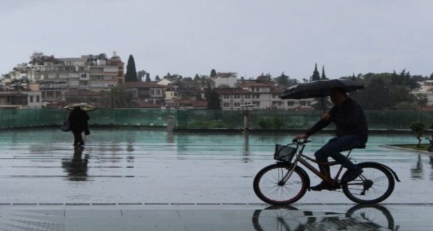 Antalya'da yaz yağmuru ıslattı