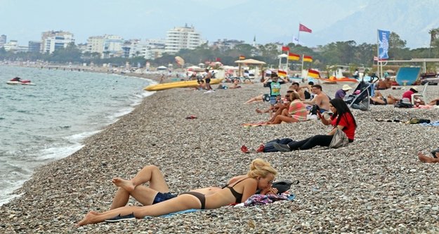 Antalya'nın yaylasında kar, sahilinde deniz keyfi yaşanıyor