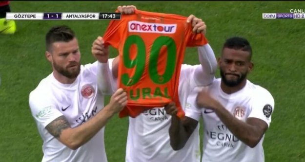 Antalyasporlu futbolcular golden sonra Josef Sural'ın formasını açtı