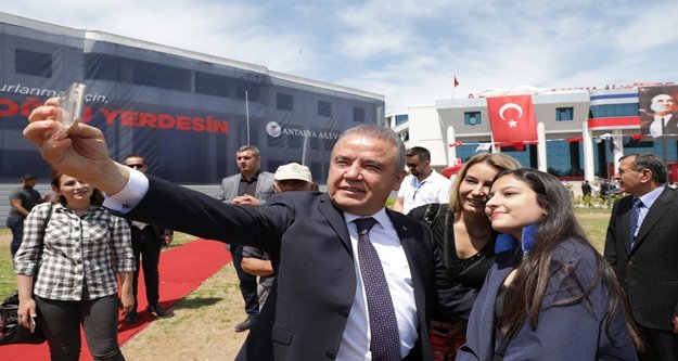 Başkan Böcek gençlerin mezuniyet sevincine ortak oldu