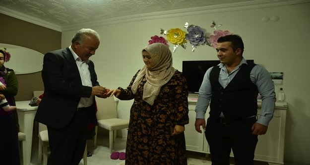Başkan Şahin, önce kız istedi sonra yüzükleri taktı