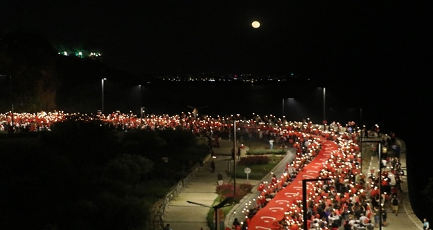 Binlerce Antalyalı dev bayrak ve meşalelerle yürüdü