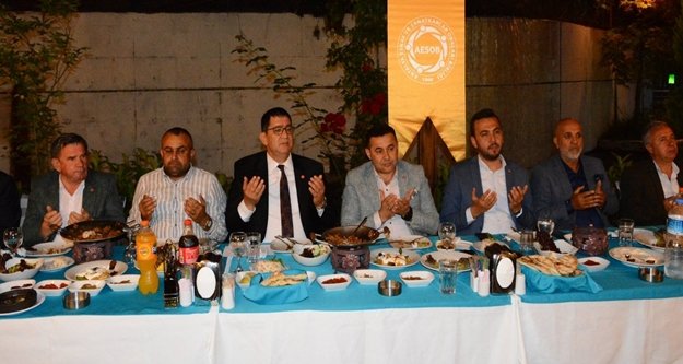 Dere, iftarda Yücel'e övgüler yağdırdı