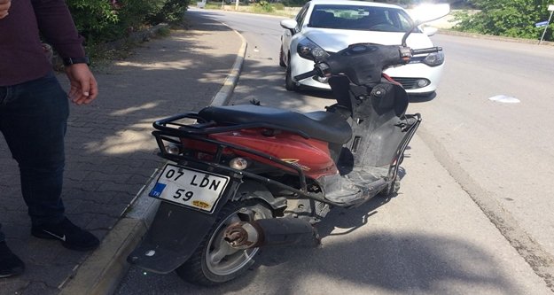 Ehliyetsiz sürücünün kullandığı otomobil motosiklete çarptı: 2 yaralı