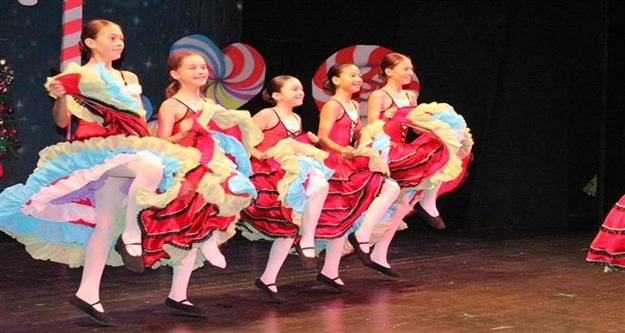 Fındıkkıran Kostüm ve danslarıyla göz kamaştırdı