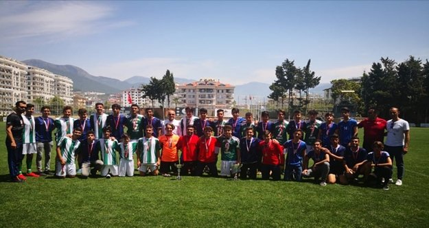 Genç erkeklerden futbol ziyafeti