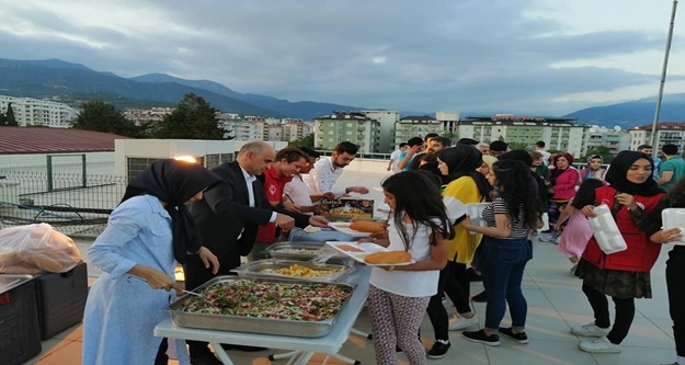 Gençler hem eğlendi hem iftar yaptı
