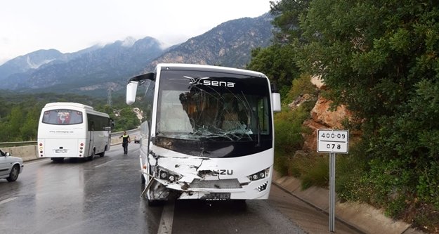 Halk midibüsü ile turistleri taşıyan tur otobüsü çarpıştı: 5 yaralı