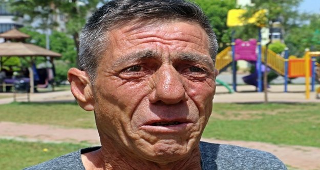 Kaybolan oğlunun kıyafetlerini giyip sokak sokak onu arıyor