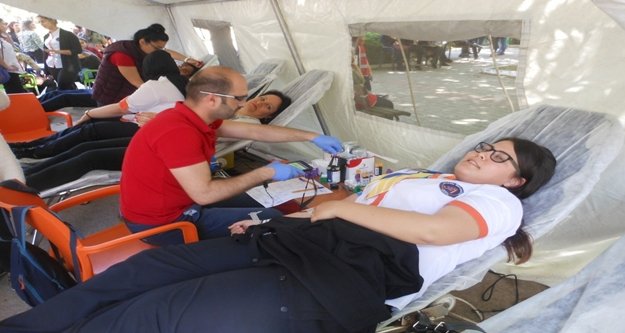 Kendi günlerinde kök hücre ve kan bağışı yaptılar