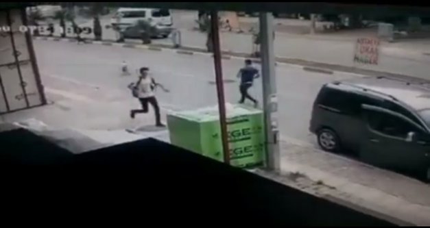 Köpeklerin saldırdığı öğrenciler otomobilin altında kalmaktan son anda kurtuldu