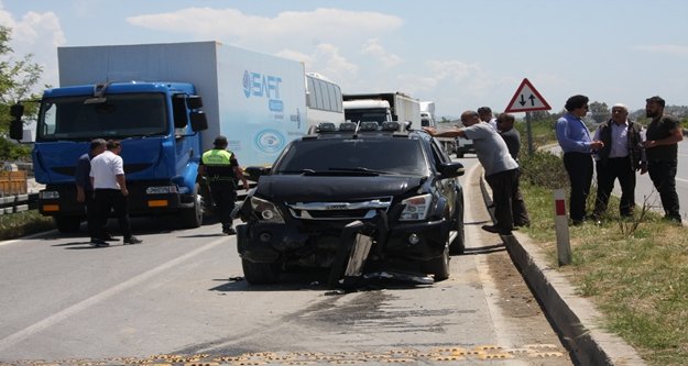 Manavgat'ta kamyonetler kafa kafaya çarpıştı:1 yaralı