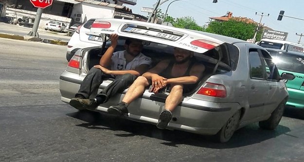 Otomobil bagajında yolculuk