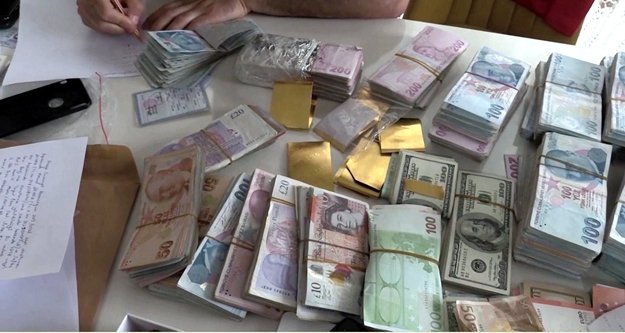 Polisin elini attığı yerden altın, para ve silah çıktı