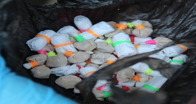 Polisin görünce kaçıp üzerindeki uyuşturucuları kızının kucağına attı