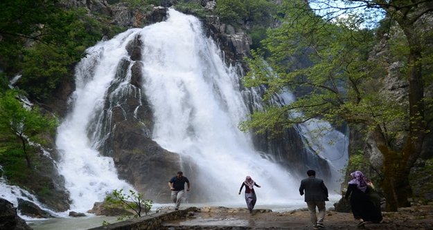 Toroslar'daki saklı güzellik "Uçansu Şelalesi"