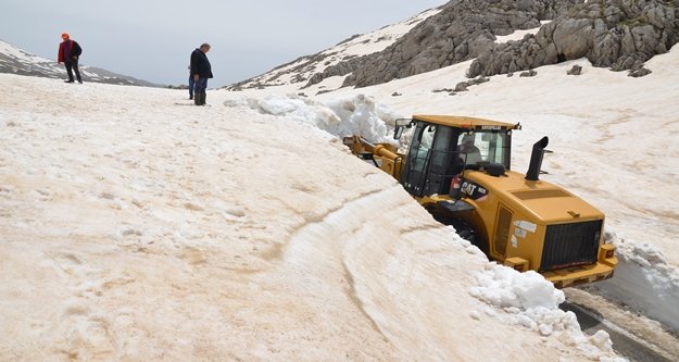 Torosların karlı yolları açılıyor. Tam 10 metre