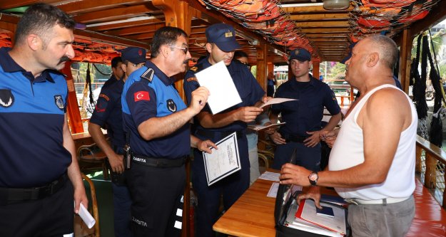 Tur tekneleri ve yatlara zabıta baskını