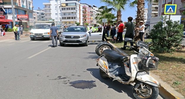 Yaya geçidinden motosikletle geçmeye kalkınca hastanelik oldular