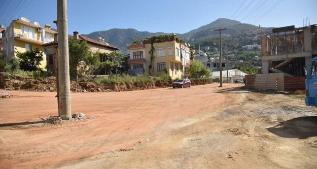 Yücel: 5 yılda 300 Km yeni yol açtık