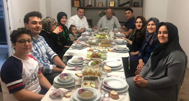 Yücel, iftarı şehidimizin ailesiyle açtı