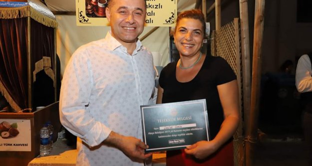 Yücel katılımcılara belge verdi