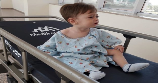 Ablasının küpesini yutan minik hayata tutundu