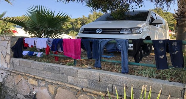 Alanya'da arabalarıyla sahile yerleşen tatilci manzaraları