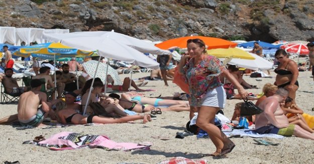 Alanya'da aşırı sıcaktan bunalan tatilciler sahile akın etti