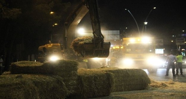 Alanya'ya getiriyordu! Saman yüklü tır üst geçide takıldı