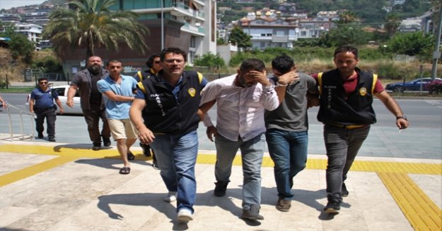 Alanya’da yüklü miktarda döviz ve 200 bin TL çaldılar