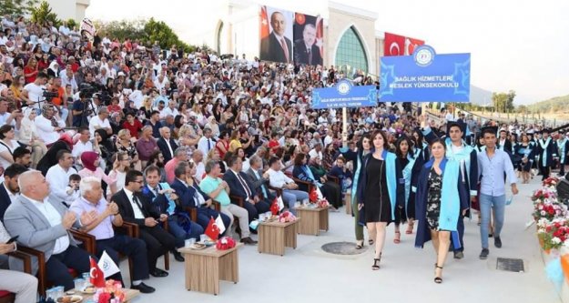 ALKÜ'de mezuniyet coşkusu