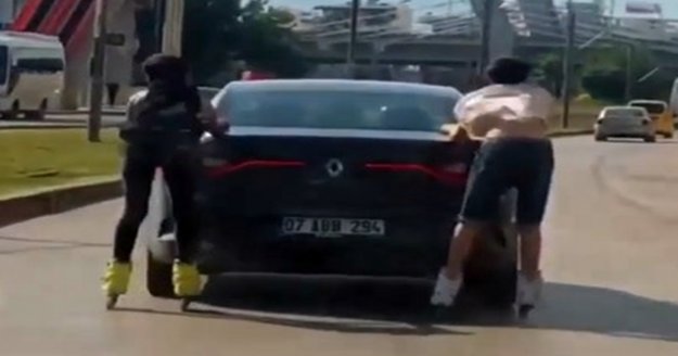 Antalya’da gençlerin trafikte patenli yolculuğu