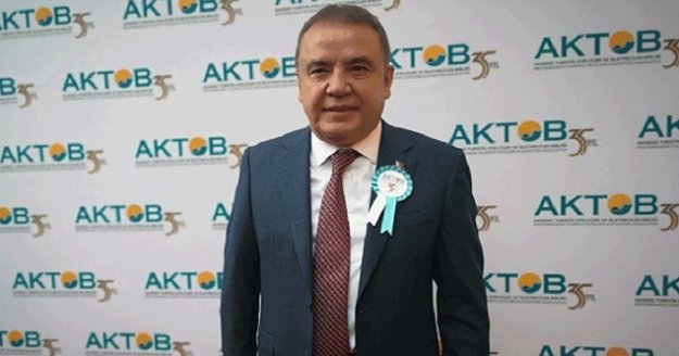 Başkan Böcek'ten turiste 'ayak bastı parası' çıkışı