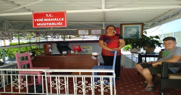 Binası yıkılan kadın muhtar, açık alana tezgah açtı