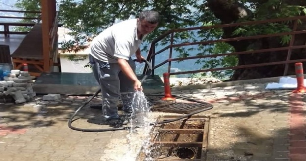 Dereköy’de Pınarbaşı Camisi yağmur giderleri temizlendi