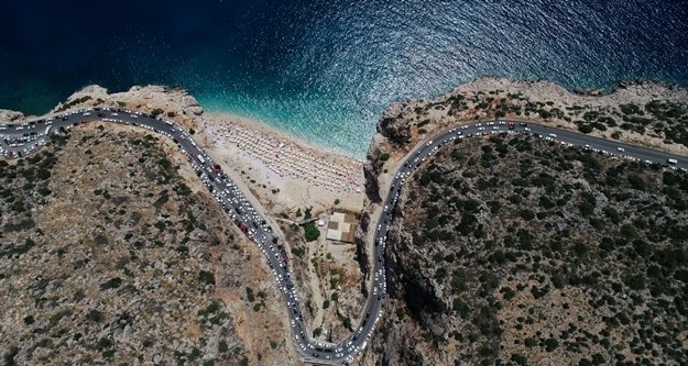 Dünyaca ünlü plajda izdiham yaşandı, 3 kilometrelik araç kuyruğu oluştu