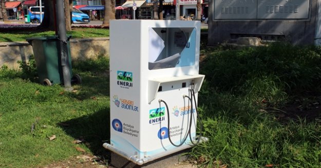 Engelli araç şarj istasyonunu parçaladılar