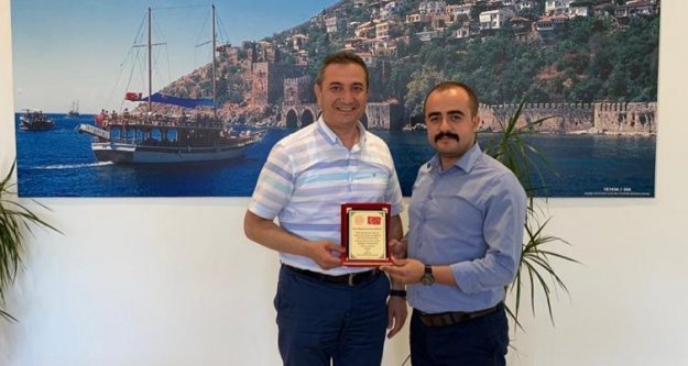 Er'den Demirağ'a teşekkür plaketi