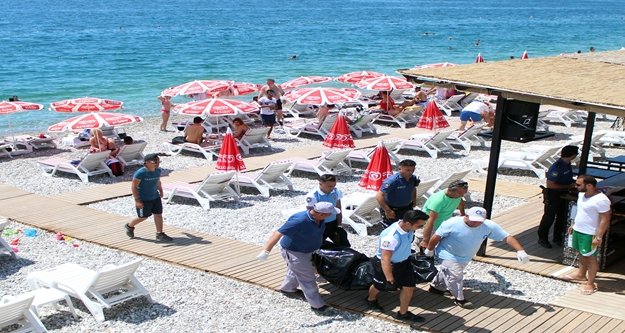 Sahilde üzücü görüntüye şemsiyeli kamuflaj