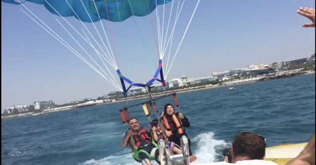 Tekneye bağlı paraşütle 50 metreden denize düşen Filistinli turist öldü