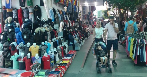 Yerli turisti uğurlayan esnaf yabancı turisti bekliyor