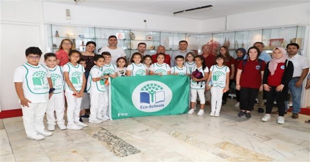 Yücel'den çevreci öğrencilere ödül