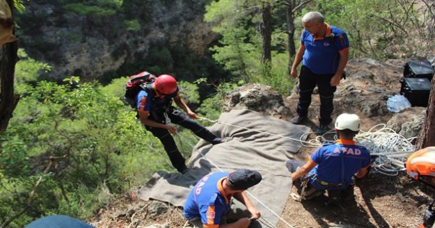 150 metrelik kanyondaki ceset 4 saate çıkarıldı, oğlu kayıp olan baba gözyaşlarına hakim olamadı